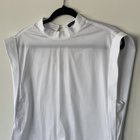 White blouse with bold shoulder - Picture 2 of 3